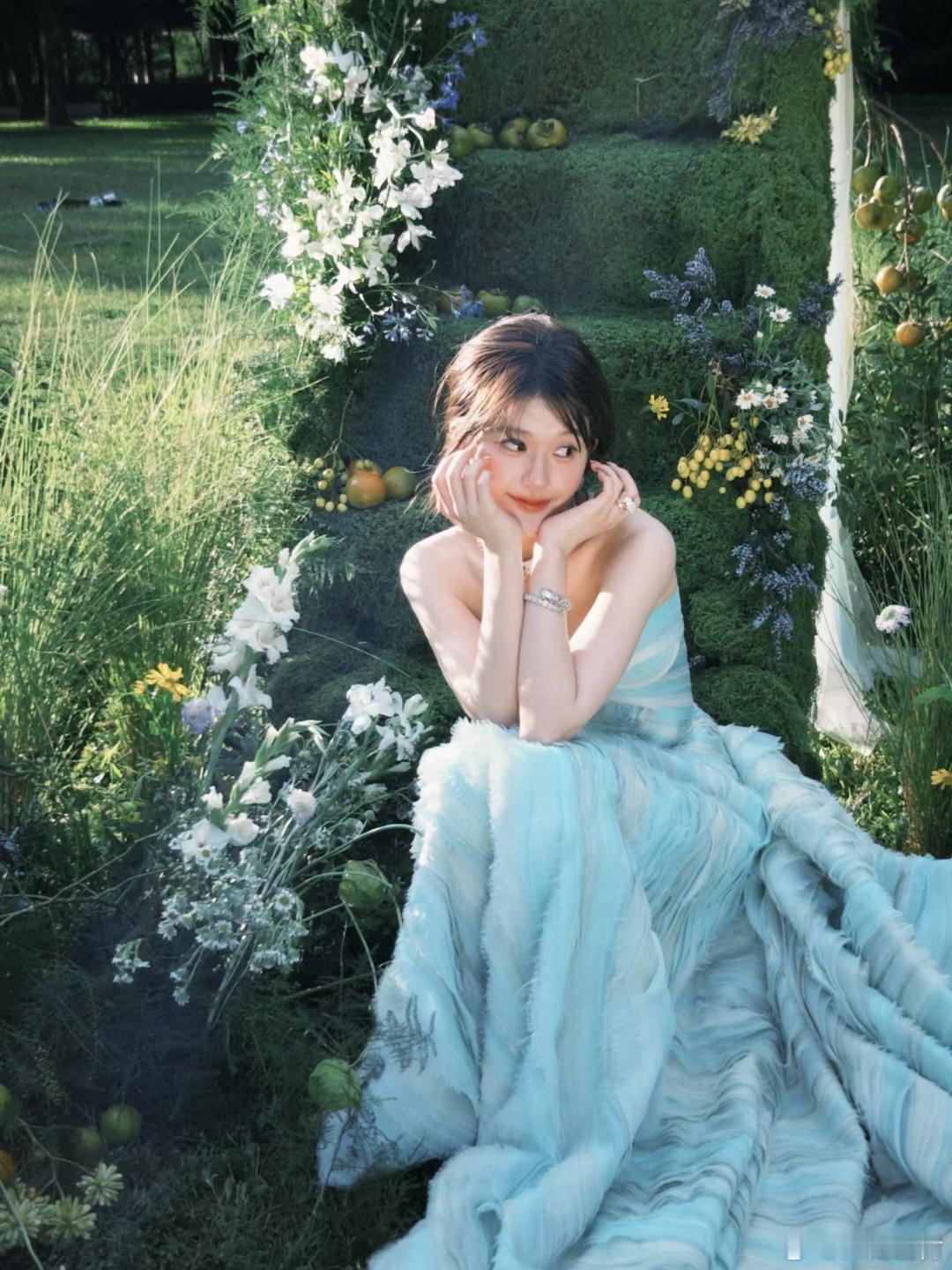 #繁花映衬下的赵露思#被露思这组图美到了！✨怎么会有这么绝美的宝藏女孩吖！黑色长