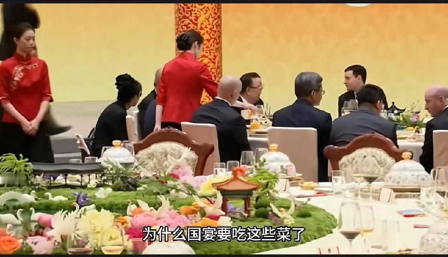在国宴这里上班不知道多少钱一个月？这一群女孩身材高挑、五官端正，工资应该会比空姐