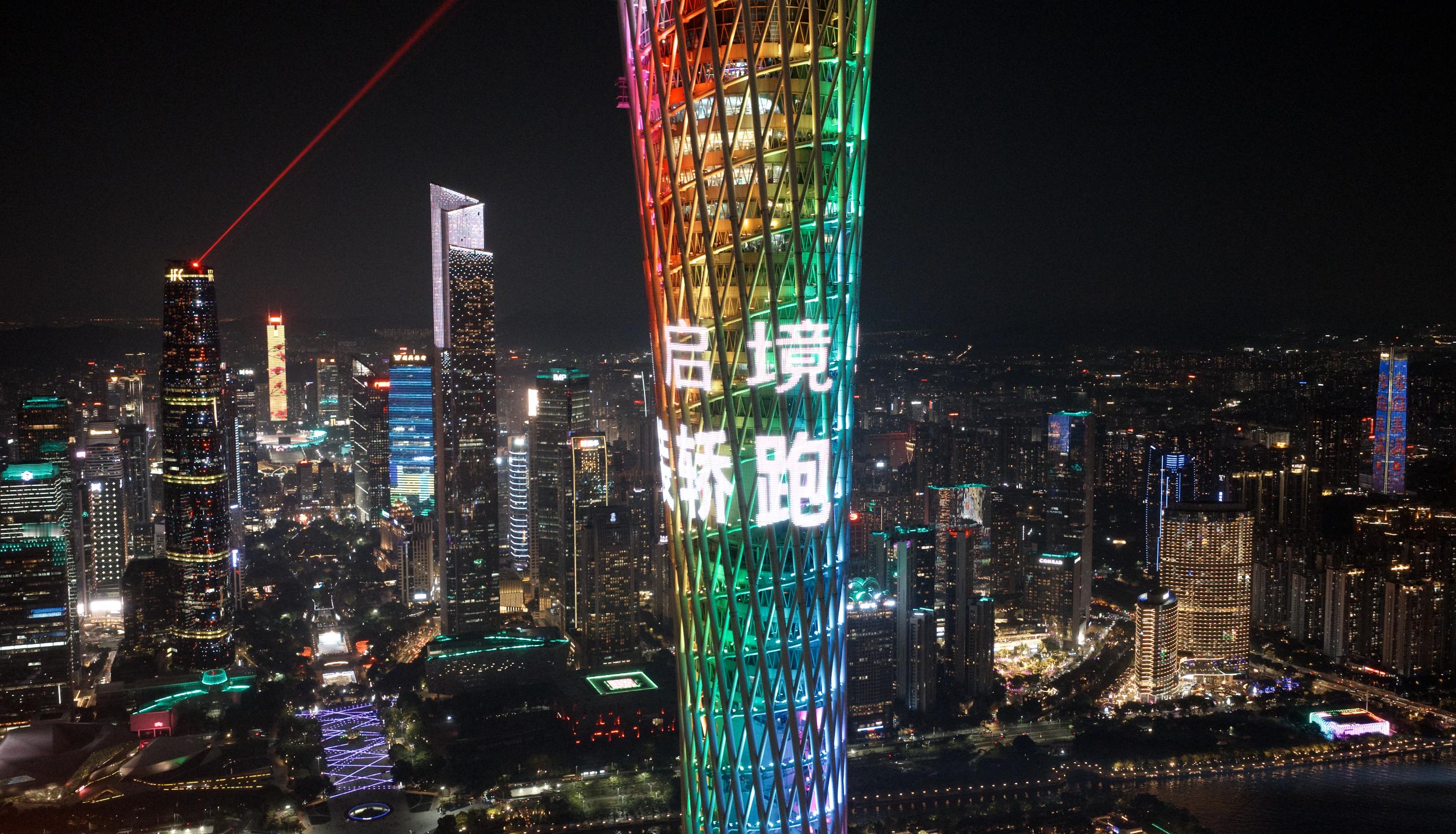 广州塔夜空闪现启境新车造型广州的跨年仪式感藏在这场表演里作为一名阅车无数的车评人