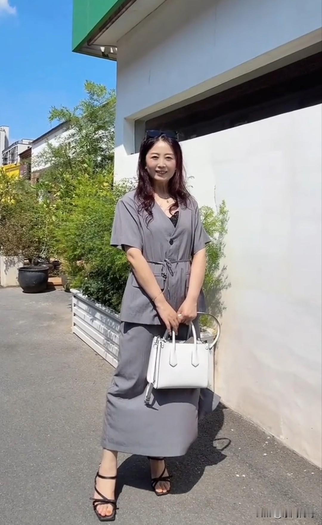 这是我的贵人，在我走投无路时，是她勒紧裤腰带帮助我度过难关。如今虽然她不要我的回
