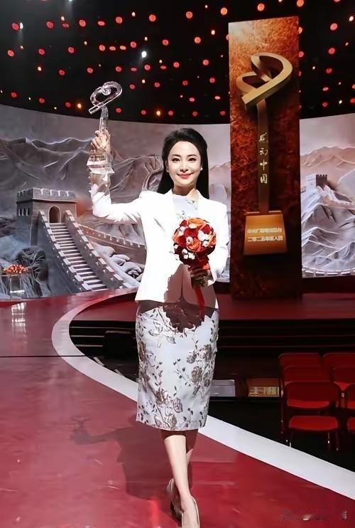 她生下来就没有左前臂，34岁却用一只金色手臂撑起540个残障孩子的艺术梦。她说：