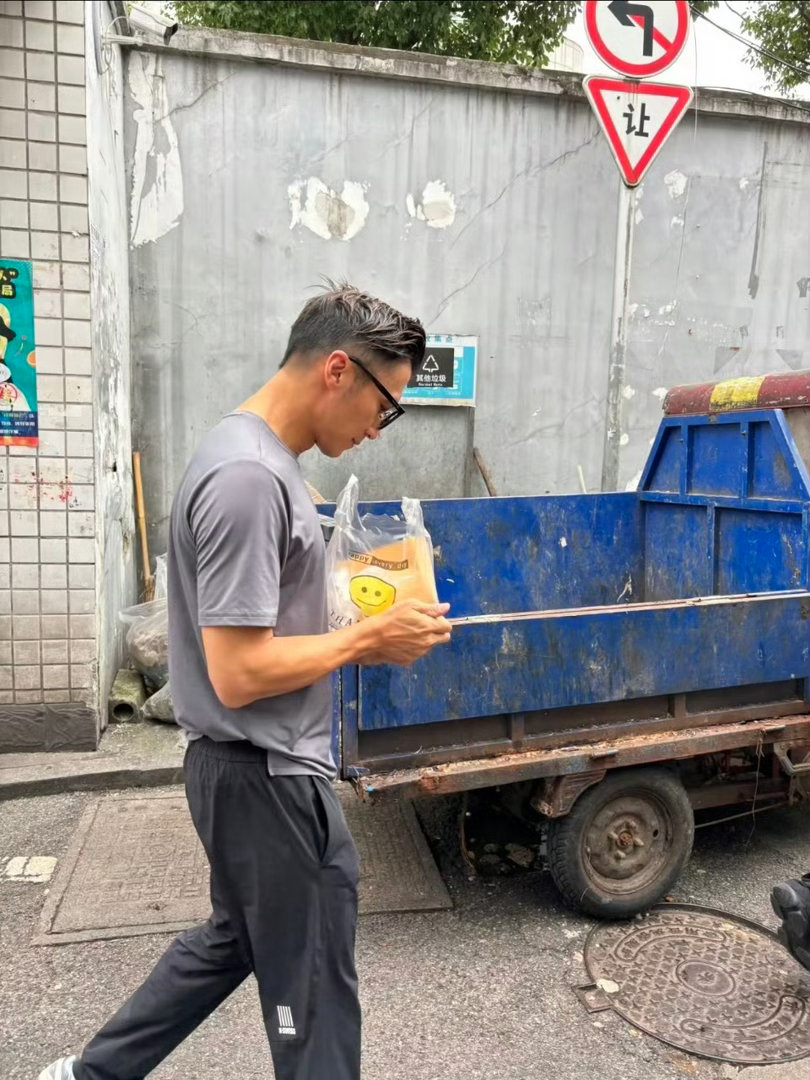 偶遇谢霆锋买葱油粑粑捕捉街头觅食的谢霆锋，在买葱油粑粑～ 