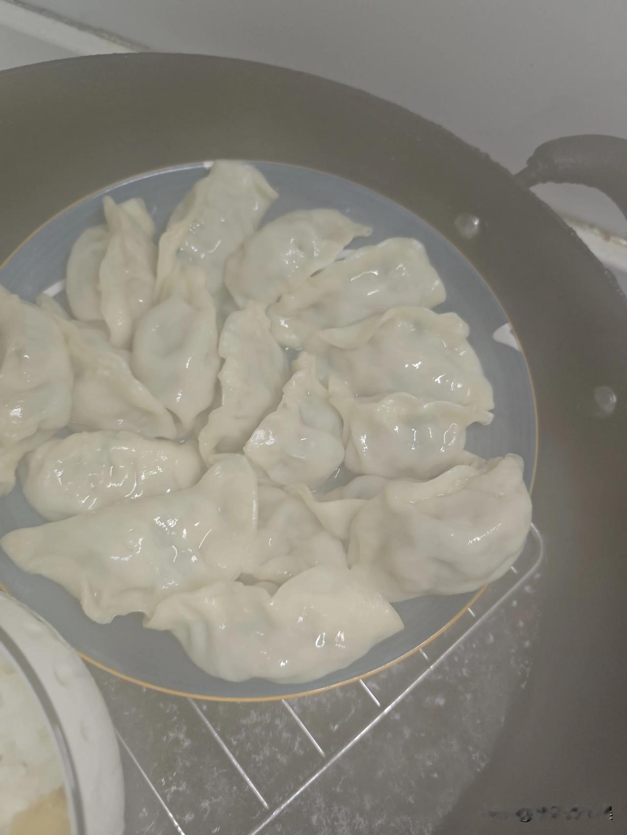 一盘蒸饺，一人一瓶牛奶，就是一家三口的早餐
对于减肥的人来说这四个已经是极限