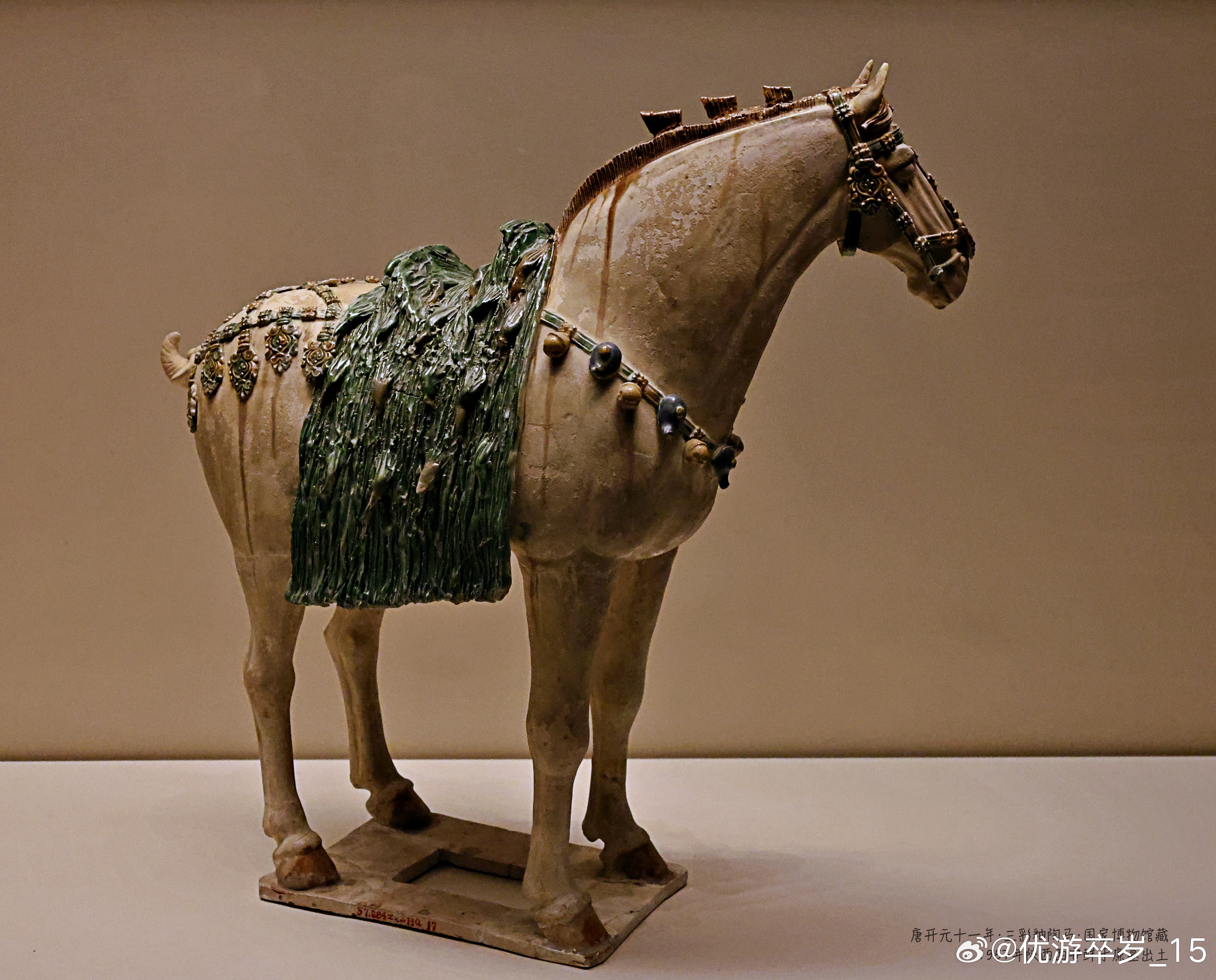 三彩釉陶马唐开元十一年（公元723年）国家博物馆藏马头向左侧视，通身白色，鬃上剪