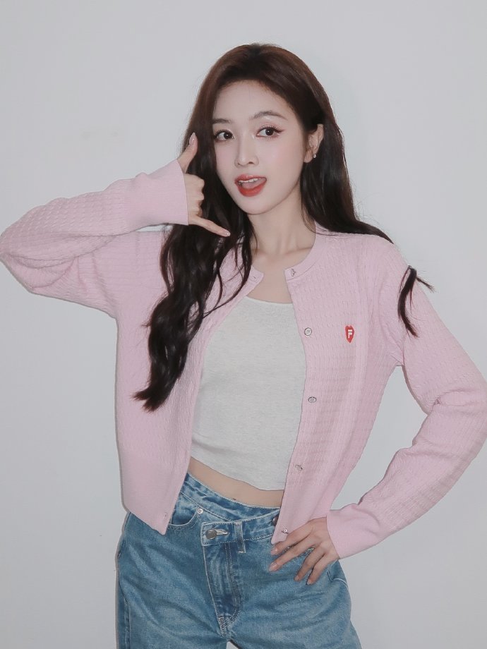 吴宣仪 昨天直播的封面好像是一张新图诶