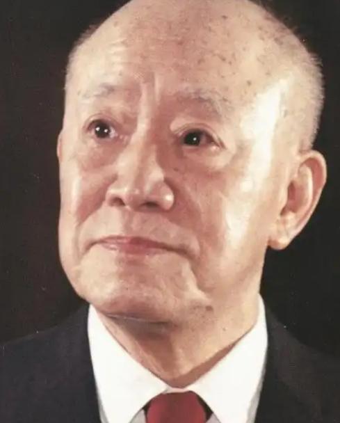 1915年，上海滩多了一家不起眼的小银行。 
 
创办人叫陈光甫，那年他三十四岁
