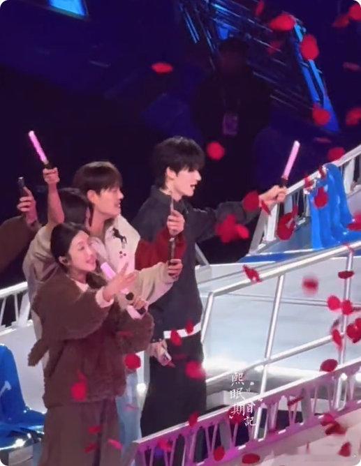 在张杰演唱会偶遇余宇涵谁懂啊！余宇涵去看张杰演唱会，还意外登上巡场小火车，太幸运