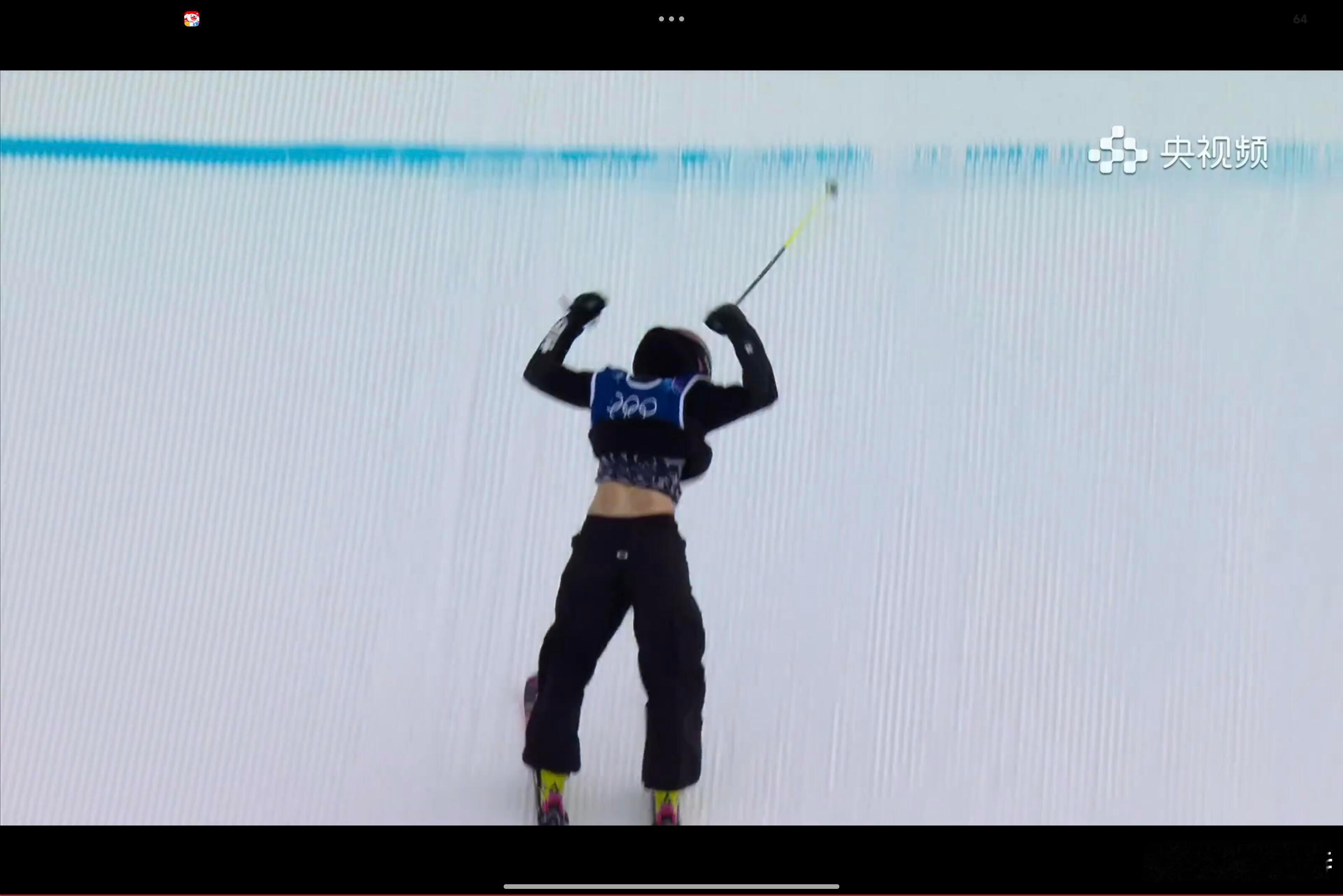 战胜谷爱凌选手有神秘东方印记 瑞士选手格雷莫德后背露出两快红色圆形印记，正是中华