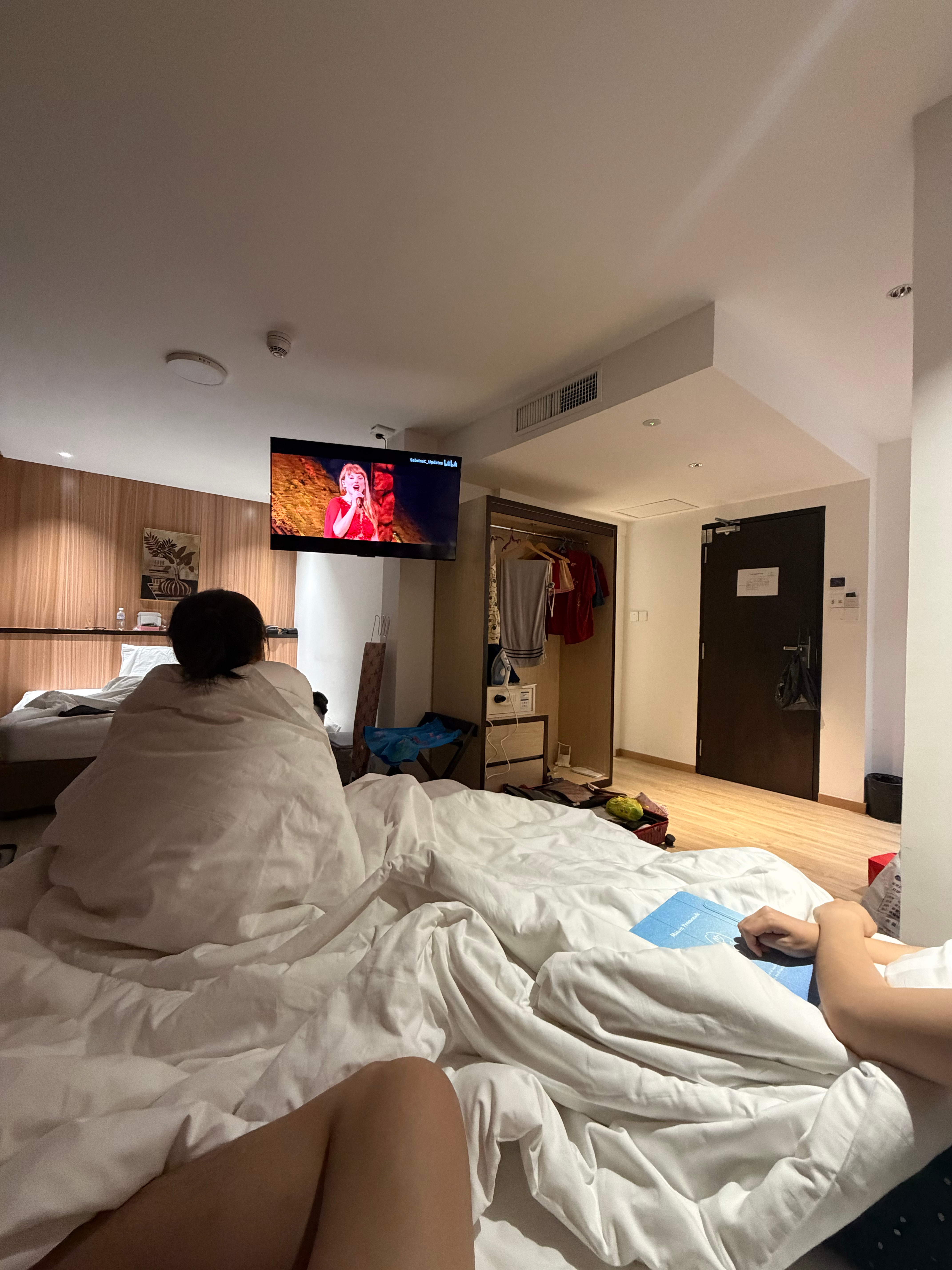 好幸福 和好朋友们一起在亚庇旅游 晚上一起在床上看了好几天的电影 今天还看了霉霉