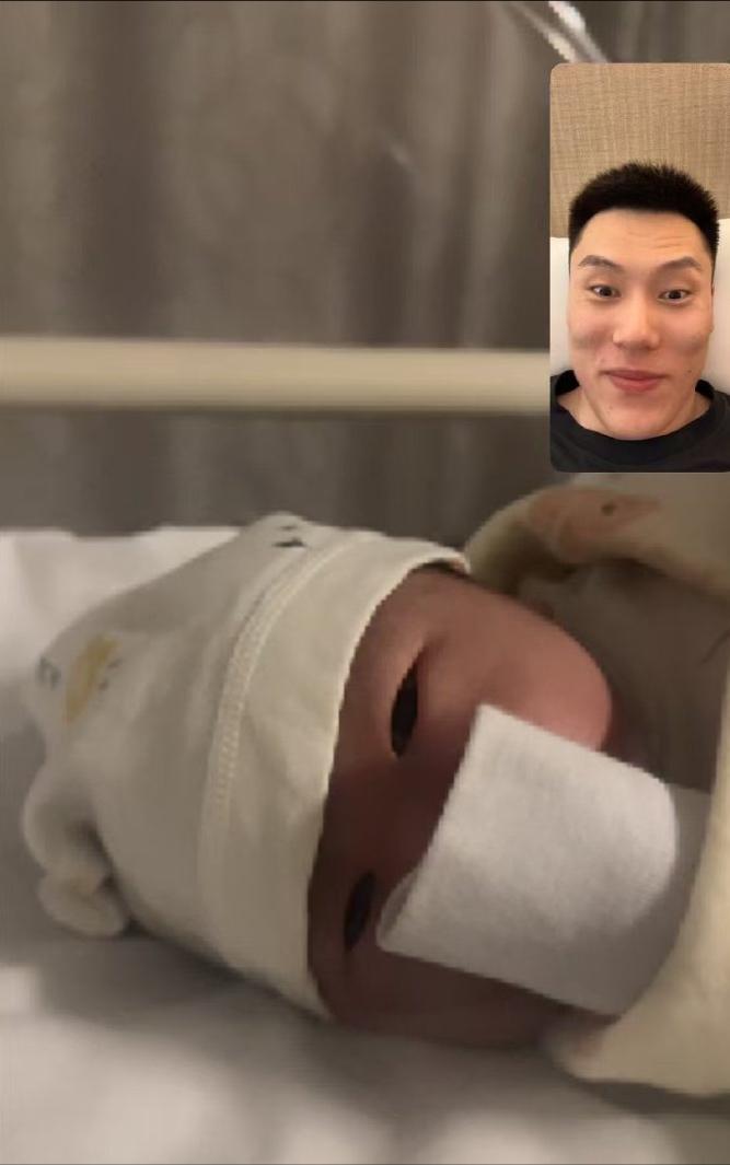 李弘权不仅赢得了尊重，还赢得了假期。

今天早上中国男篮班师回朝，李弘权收获了俱