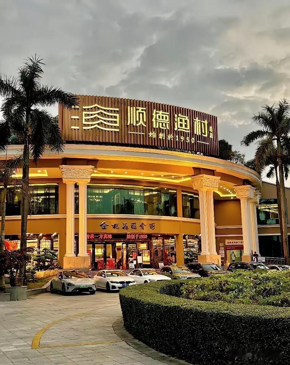 顺德渔村大酒楼的保安把避雨的母子赶出去的事情，你觉得全怪保安吗？保安在现场强行驱
