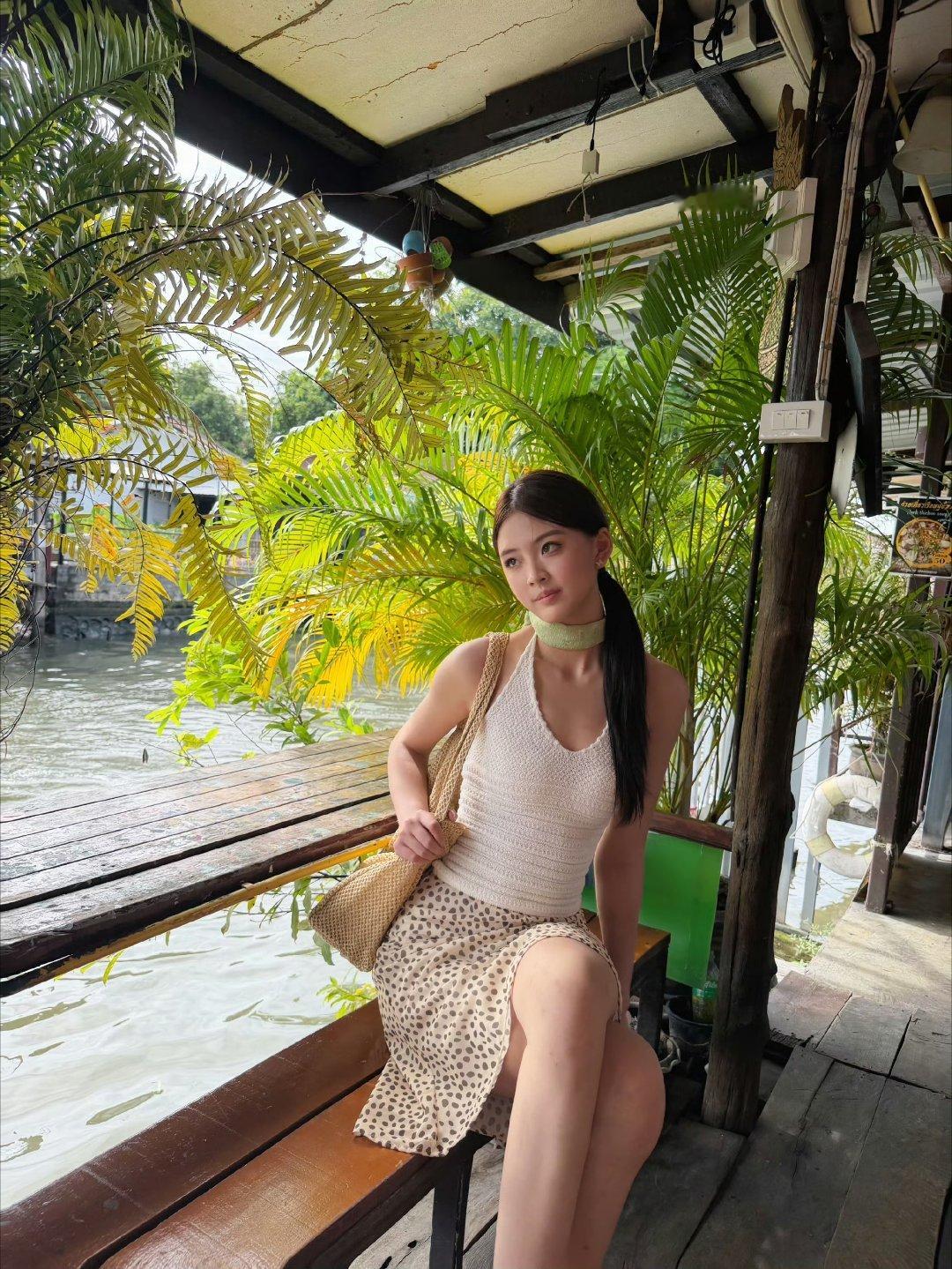 思慕社字母 那杯没递出去的热茶凉在窗台，水汽散尽，杯底一圈浅浅的印——像一句卡在