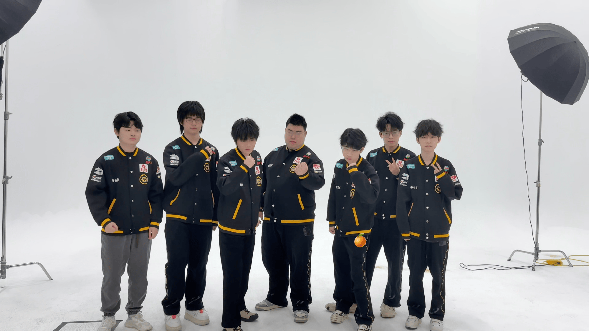 狼队发布挑杯全员出征照：不行了，小马真憋不住笑