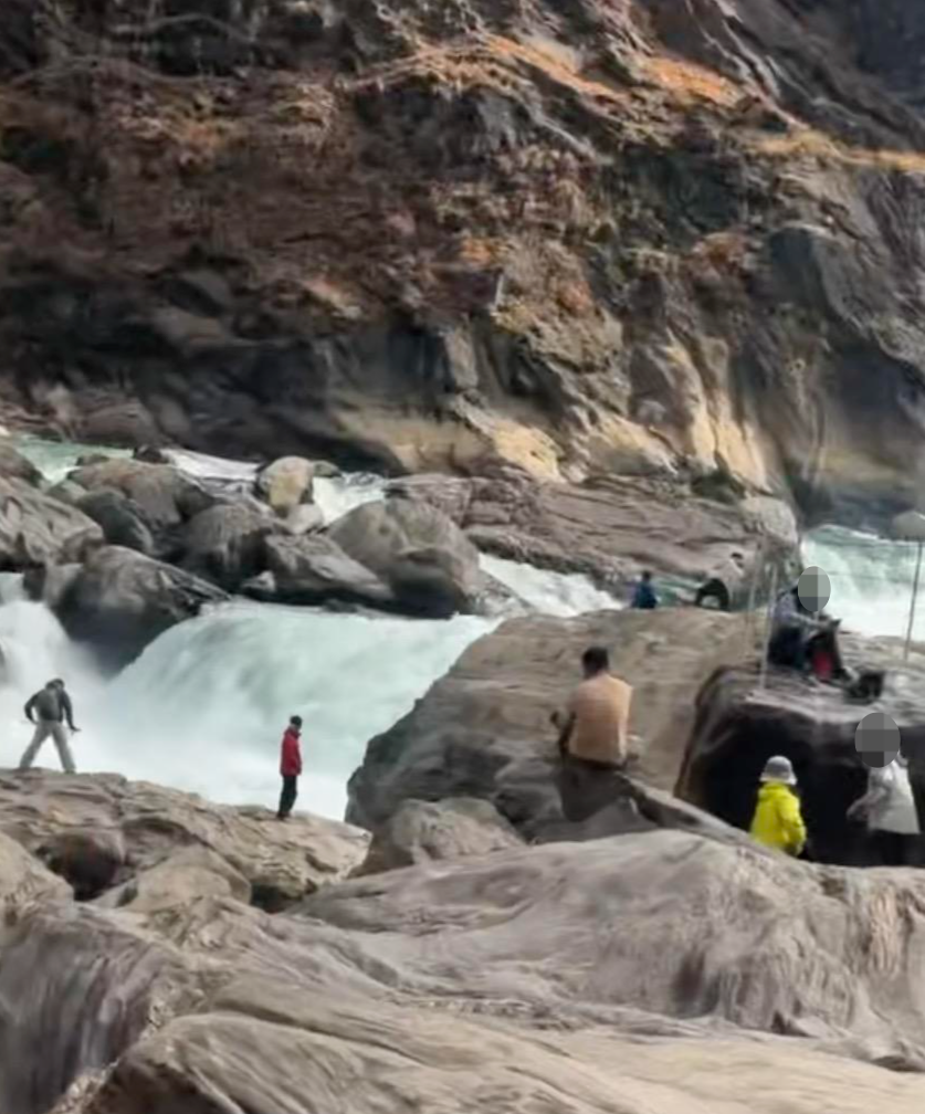 中虎跳峡游客落水事故目击者:同行女子称他们“马上回去就要结婚