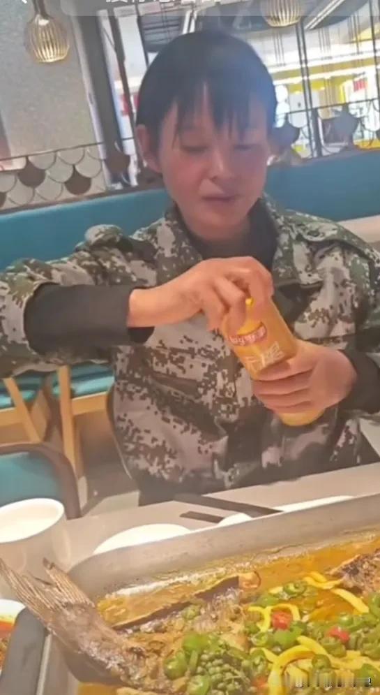 泪目了，一小伙记录第一次给妈妈过生日，第一次给她送礼物，妈妈的举动太真实了，事后