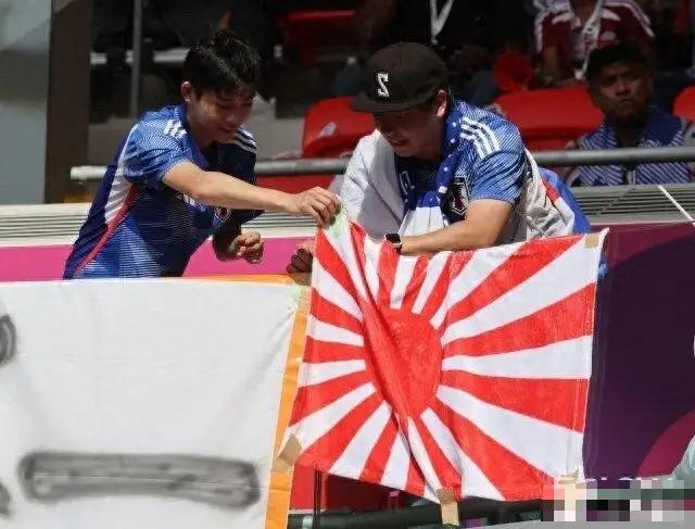 日本的旭日旗出现在世界杯上，我想问问在世界杯现场的中国人在干嘛？在美国的华裔在干