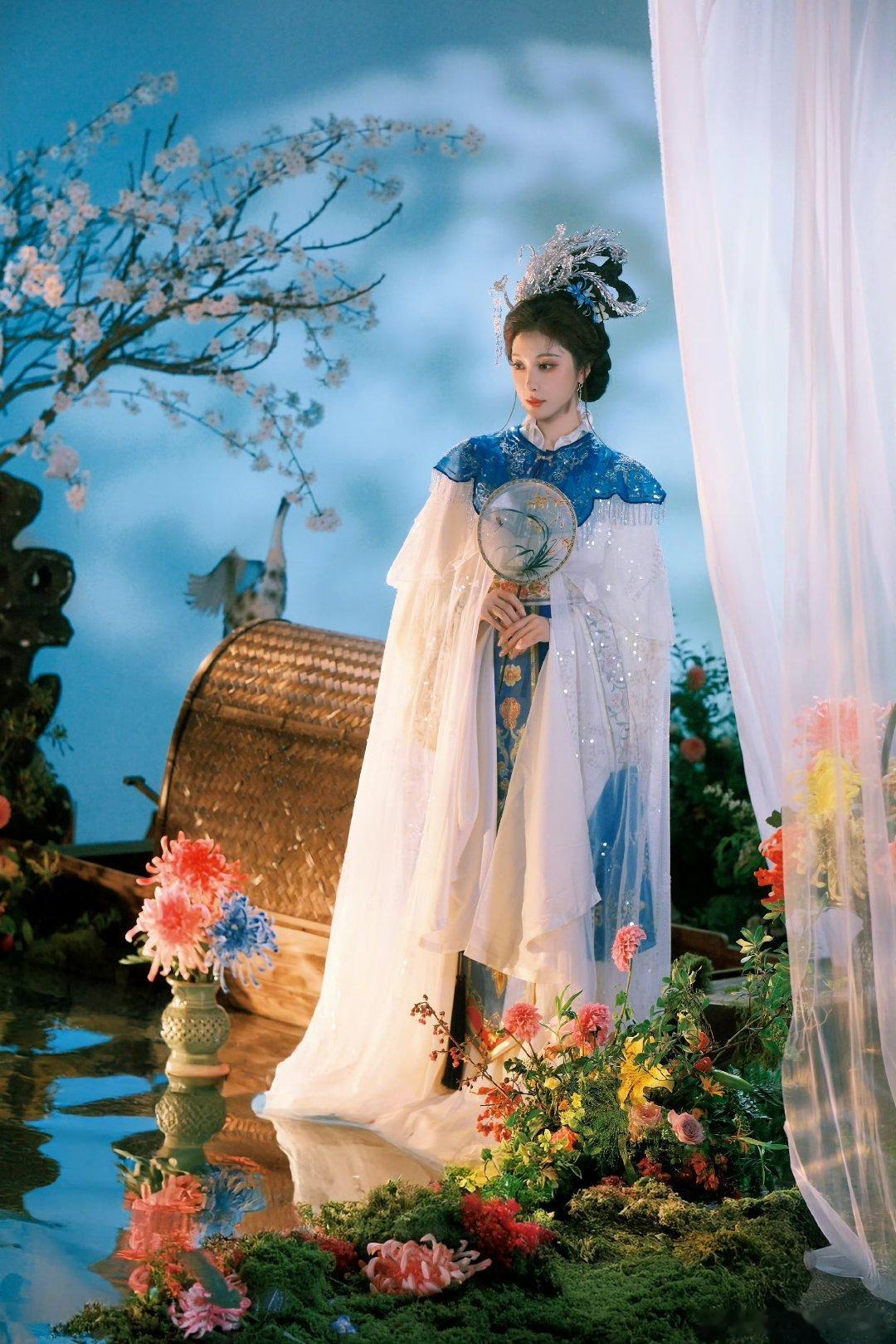 张小婉古风圈来新人了张小婉像从红楼梦里出来的 张小婉这组古风造型真的太绝了！蓝衫