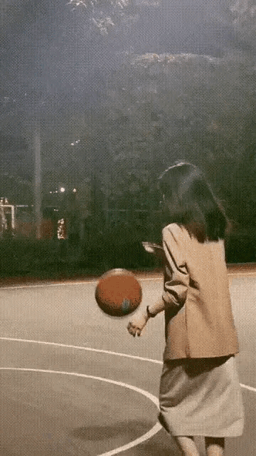 女同事让我陪她打篮球，是不是机会来了？[微笑]