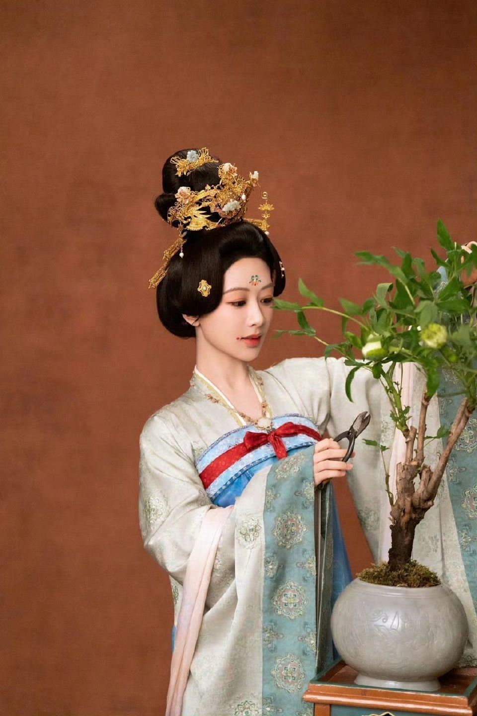 杨紫[超话] 注意啦！7月7日，古装传奇剧《锦绣芳华》将在韩国播出。杨紫演绎何惟