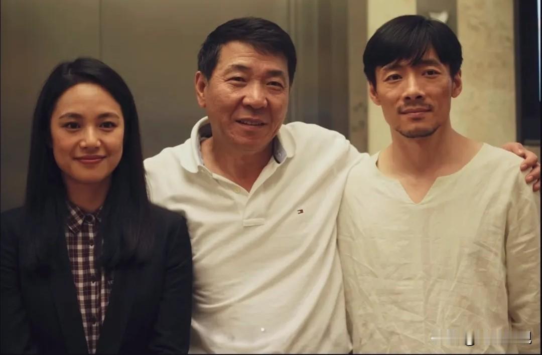一眼就认出中间著名导演郑晓龙，低调又朴实，佳作如潮‌。右边是疏眉朗目，气宇不凡的