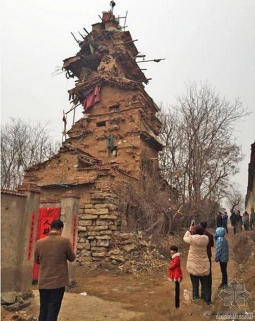2016年，山东潍坊一名55岁的精神病患者，徒手盖起了一座“七层小楼”，他看着自