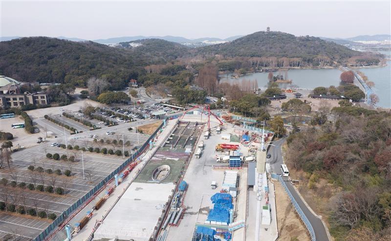 截至目前，地铁5号线全线24座车站中已有18座车站实现主体结构封顶，25条盾构隧