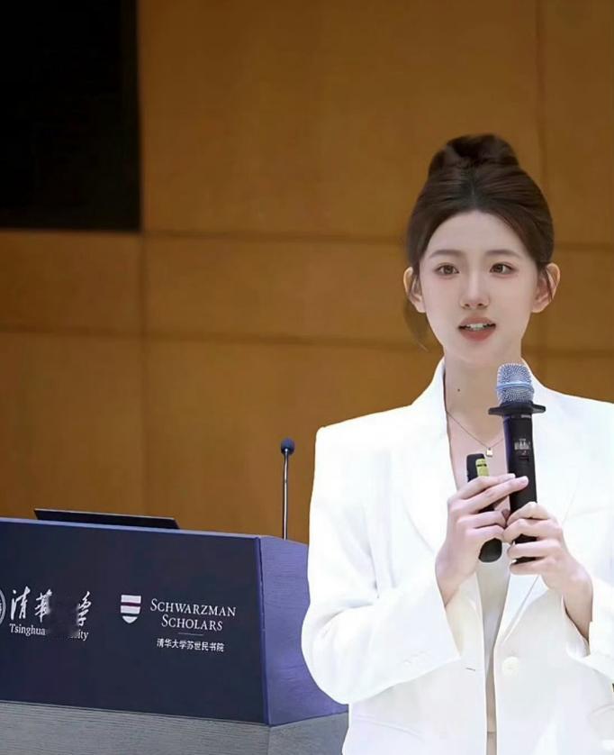 #孟羽童清华演讲# 近日，孟羽童在社交媒体上自曝在清华大学苏世民书院演讲的消息。