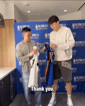 杨瀚森同“林疯狂”握手🤝互赠签名✍️球衣
传承，接力。
杨瀚森