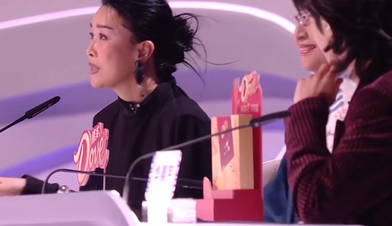 华晨宇就这样看那英热闹那英在两位选手之间犯了难，摆出为难纠结的表情，而华晨宇在旁