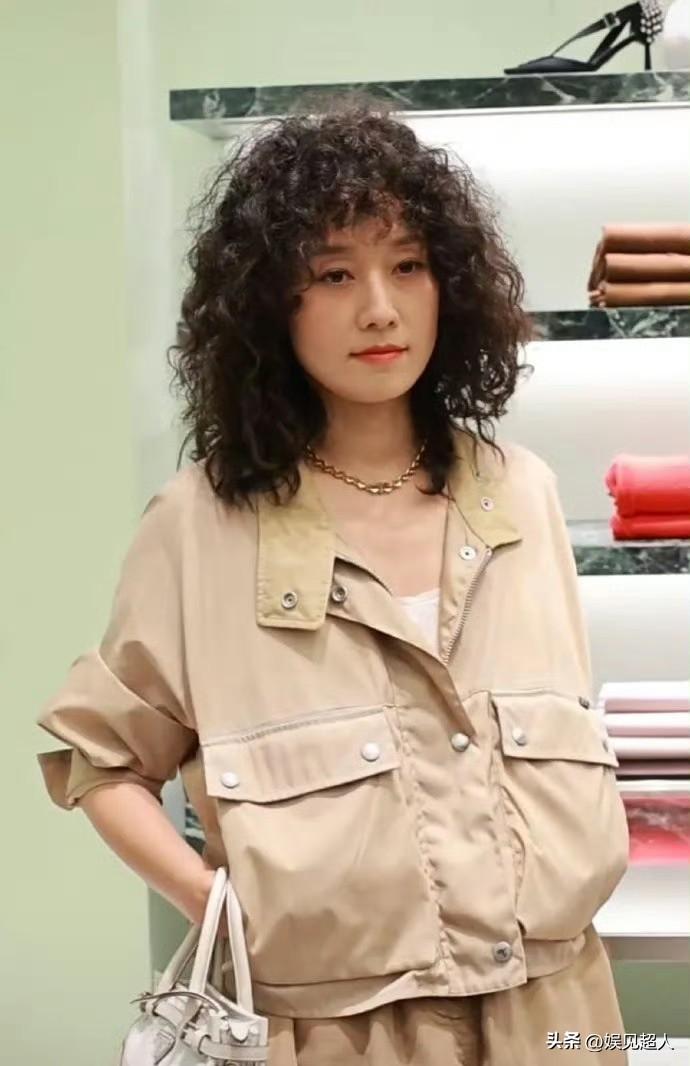 马伊琍炸场上海！爆炸头配工装，50岁凭啥打破千篇一律？
 
马伊琍这次上海Pra