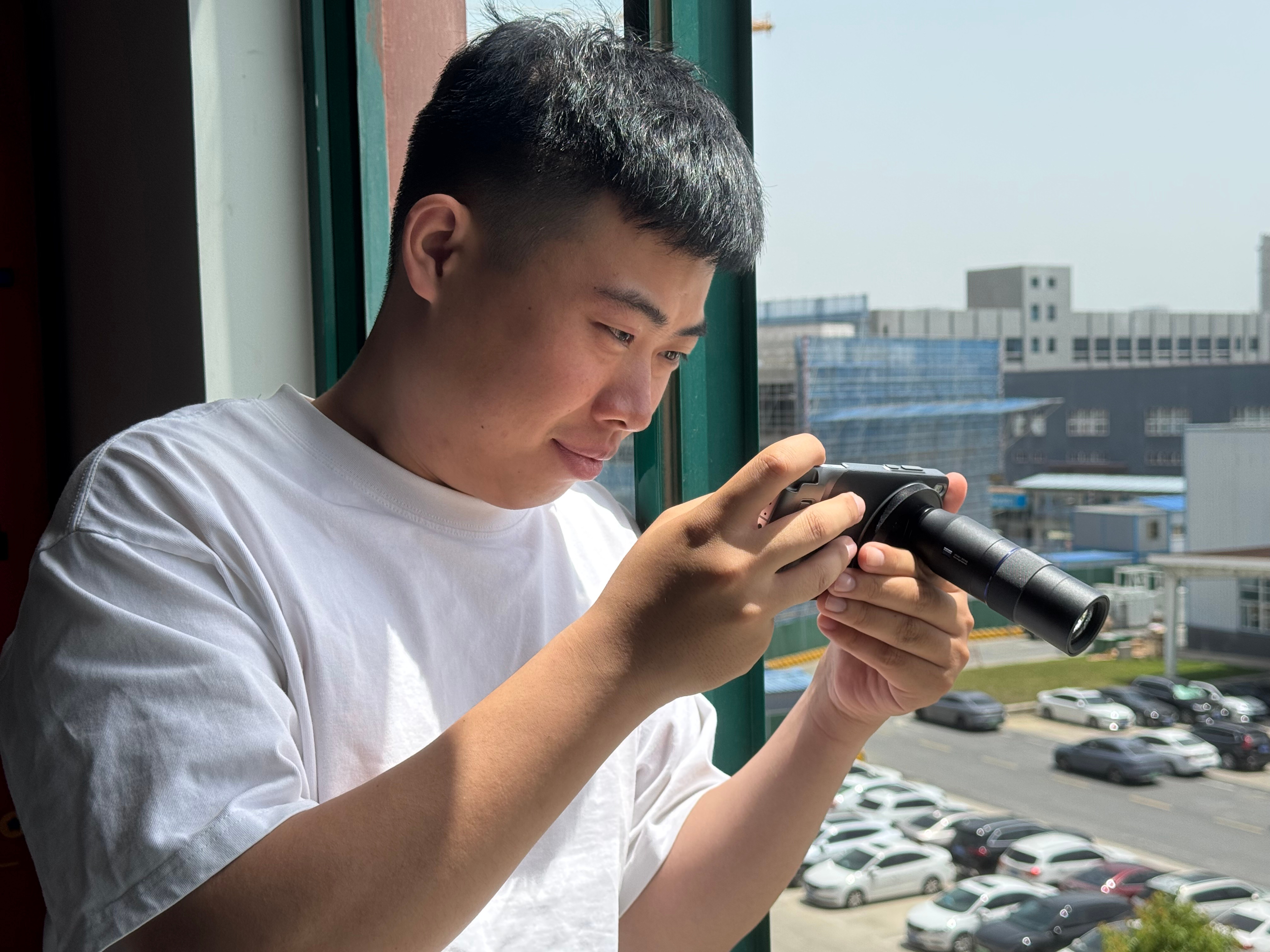 小鹏P5弹了震动提醒，疑似被蹭了，同事下楼查看，我在楼上拿出望远镜[酷]在线监工