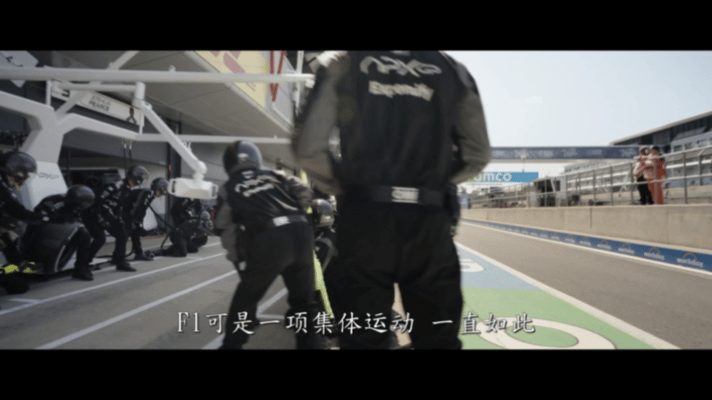 一晃而过的神颜路人群演 从没想过能在电影里看车手飙戏！《F1：狂飙飞车》集结汉密