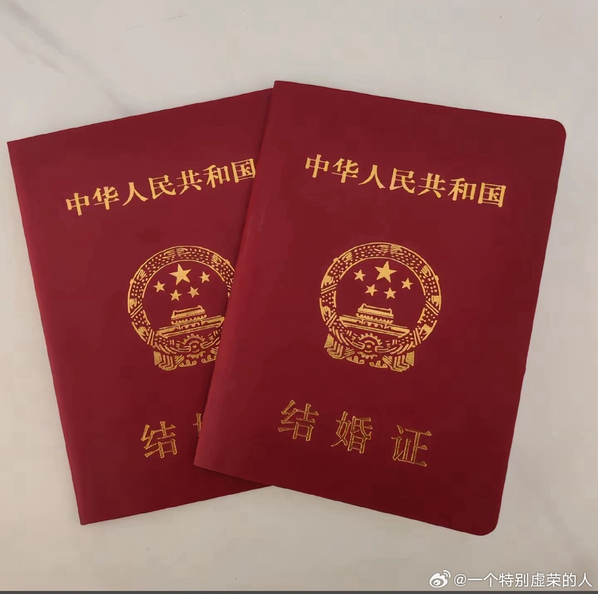 去年我打滴滴，司机不让我坐他的副驾，说是留给他未来老婆坐的，我说那你现在遇到自己
