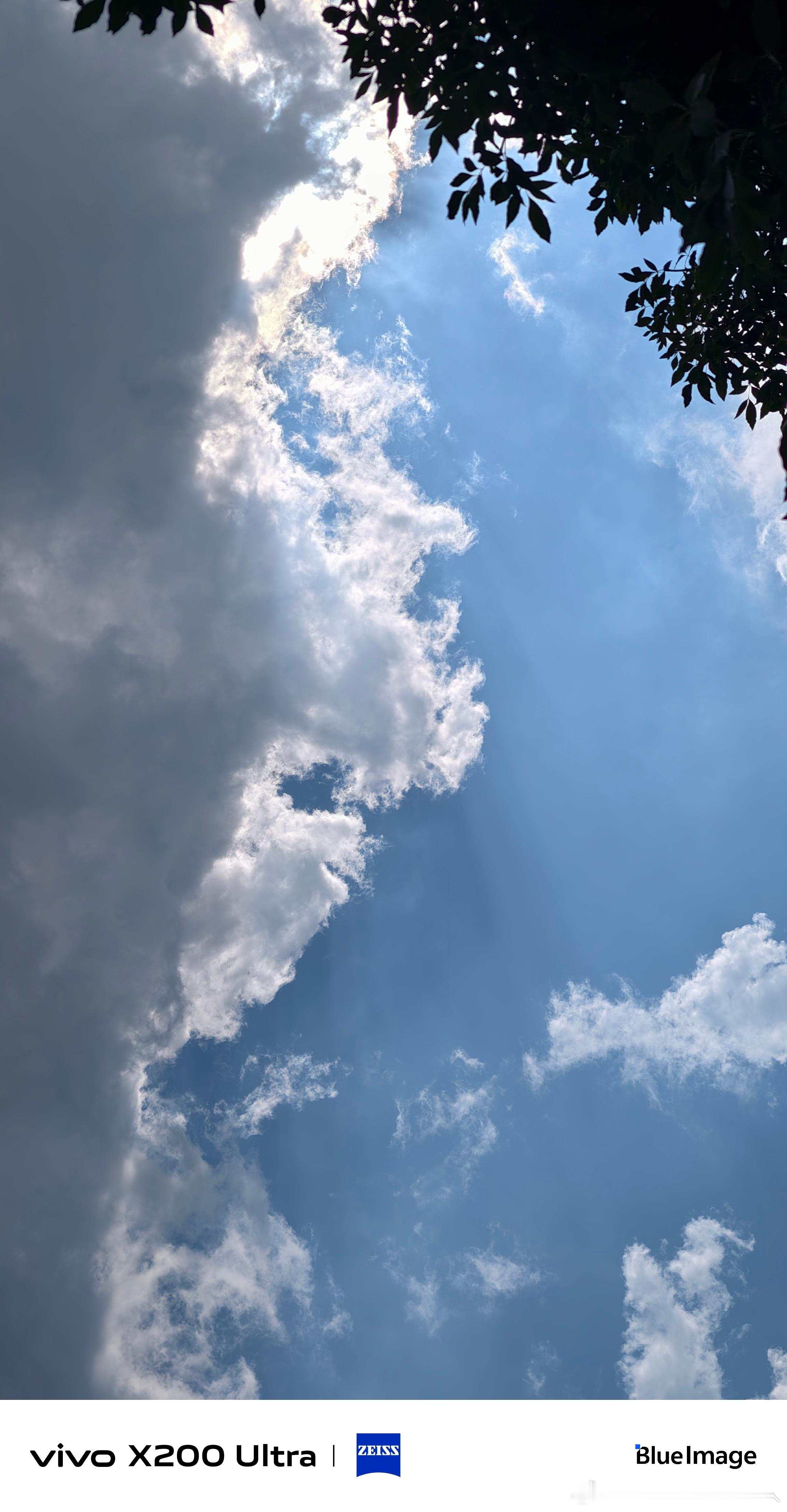 天空夏日棉花糖限定上线，像是开了间“云端甜品铺”——大朵大朵的积云蓬松绵软，像刚