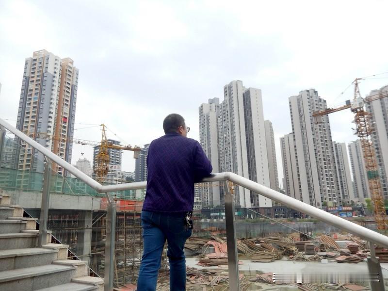 当房价红利没有了以后，想要靠买房挣钱，只能是逢低买入，逢高卖出。
过去那种长持坐