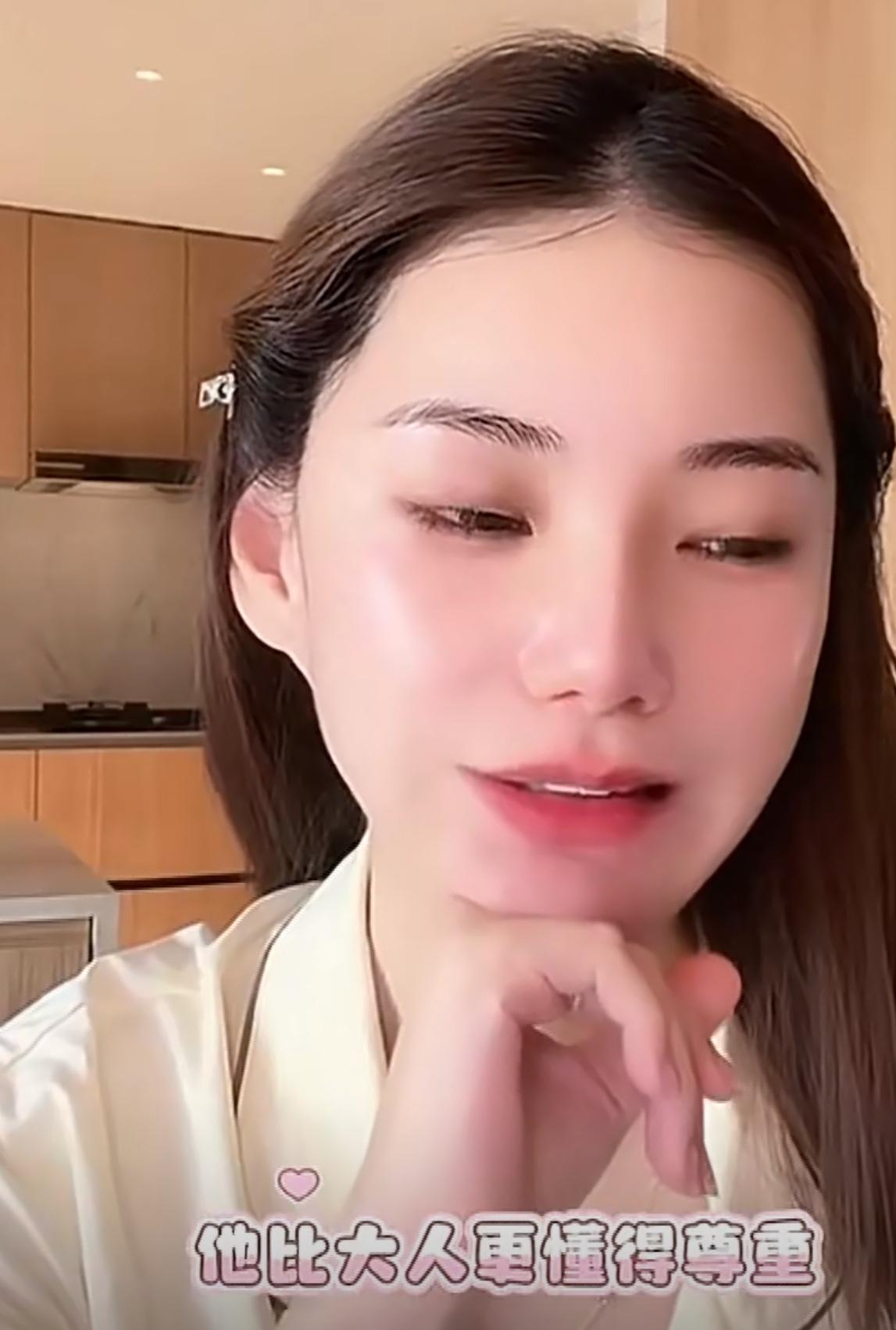 马筱梅在直播中直言大S的教育很成功。
没想到大S最后的体面居然是马筱梅给的。
因