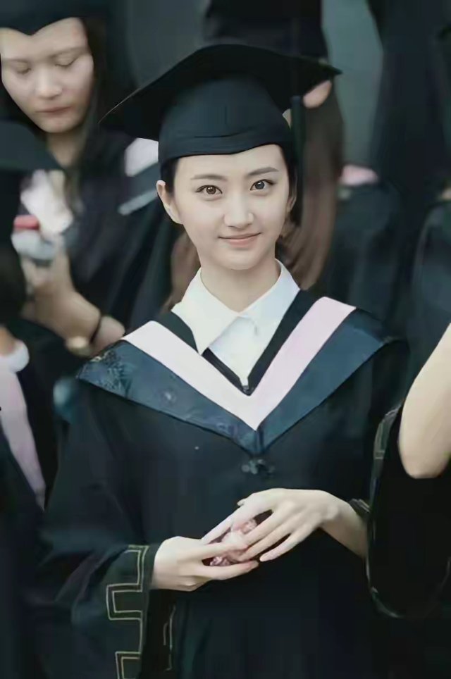 人间富贵花也就是这个样子吧！景甜早期原生脸，脸型轮廓都是万里挑一。 ​​​