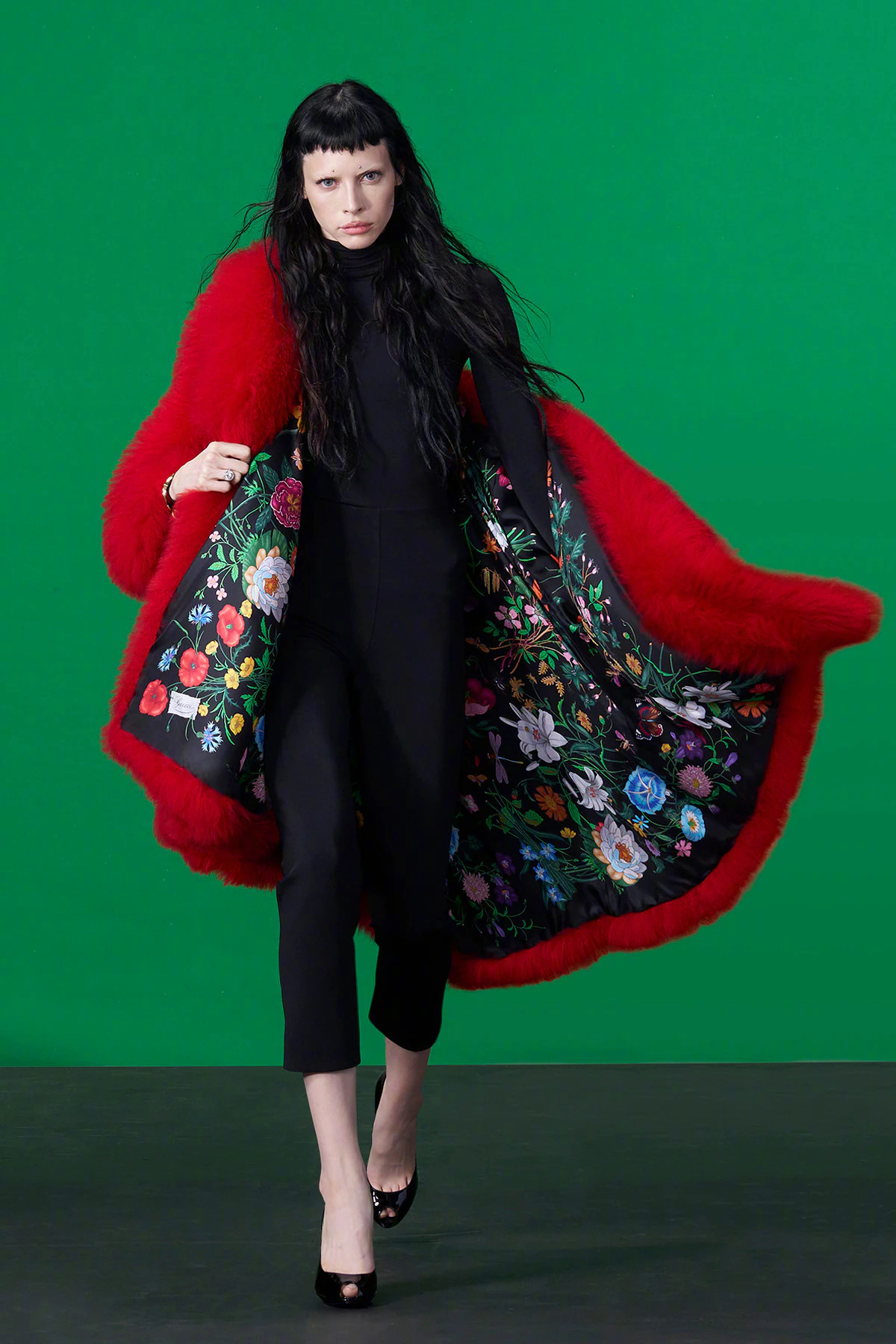 Gucci 2027早春大秀在纽约时代广场拉开帷幕，这场由新任创意总监Demna