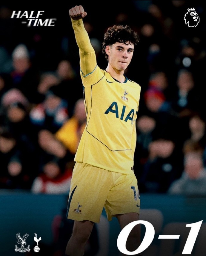 #热刺终结2连败#英超第18轮，水晶宫在主场塞尔赫斯特公园球场迎战热刺。上半场，