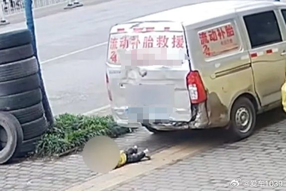 【爱车安全贴士 存在致命风险！爸爸开车撞倒自家1岁宝宝…】4月2日，湖南衡阳发生