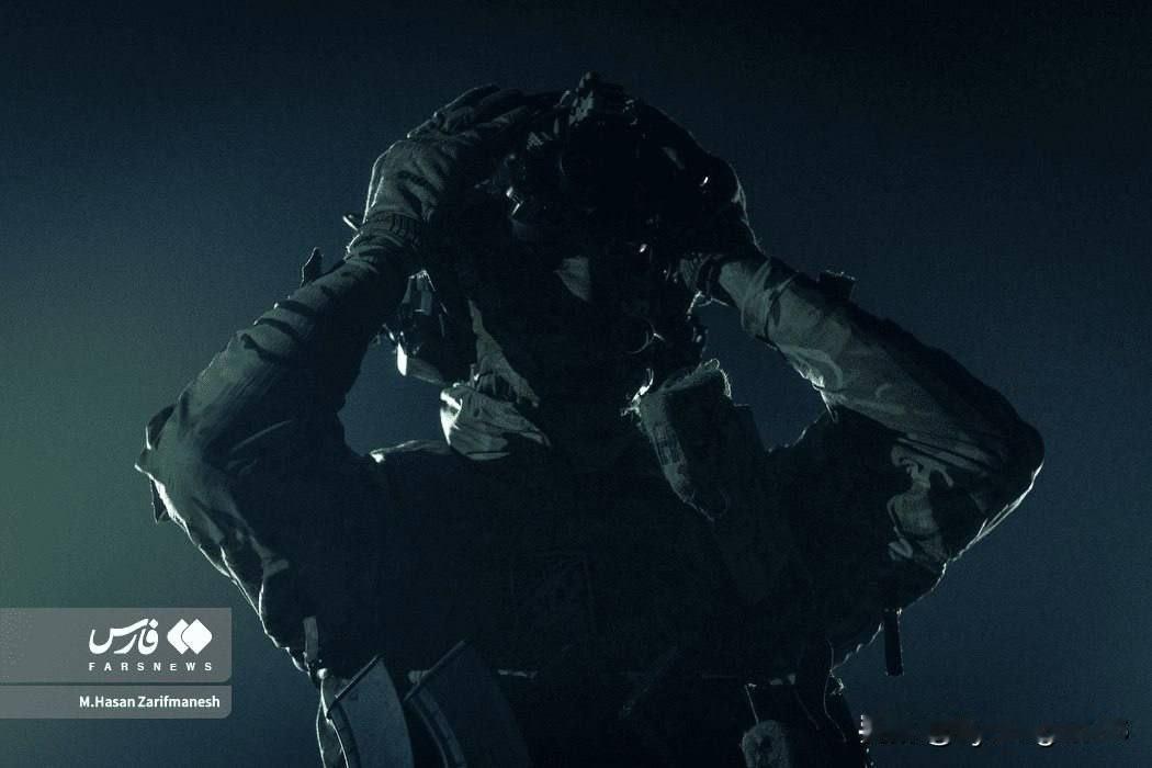 🇮🇷伊朗法塔赫特种部队使用夜视镜在黑暗中进行射击训练。