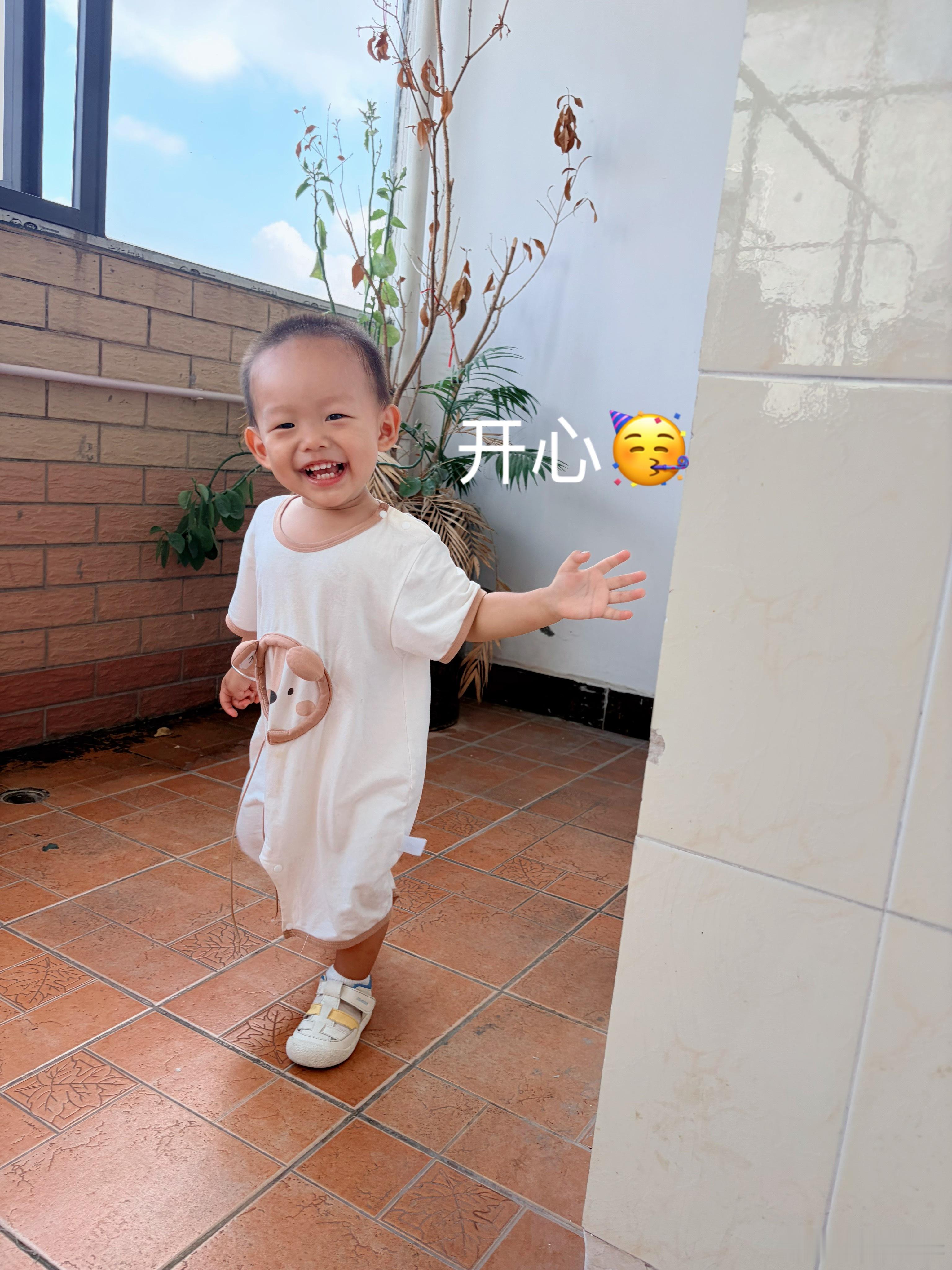 今天早上醒来八点半了，宝爸问我们去不去公园，我拒绝了，这天气最高温34度，还是呆