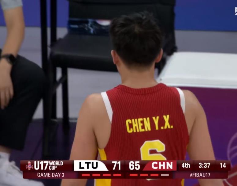 中国U17男篮今晚表现最差的应该就是6号球员陈昱休，作为一个控球后卫运球动作都不