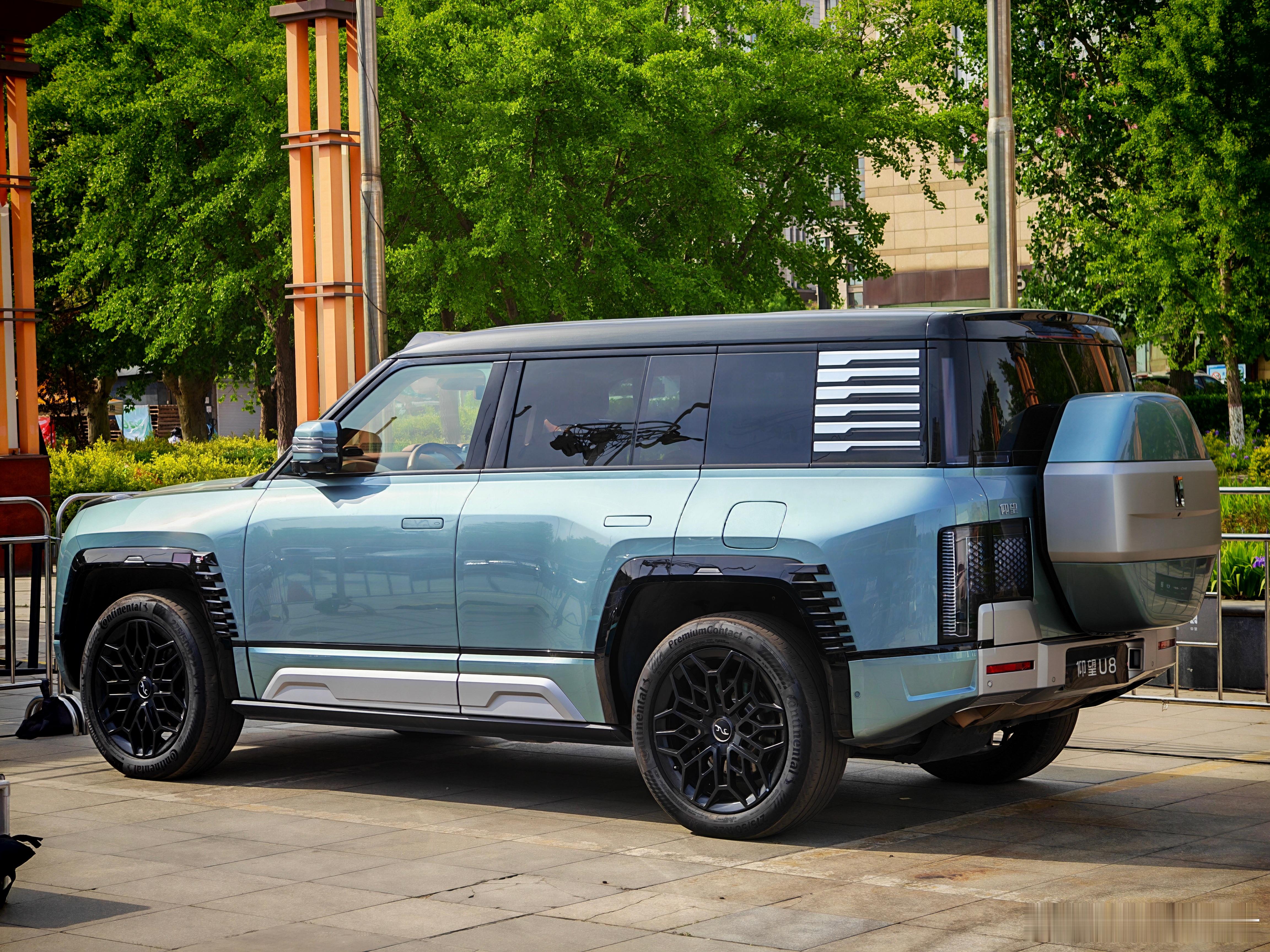 家门口搞了个车展，过来转一圈，比亚迪这个二层的活动房看着真是气派呀！和其他参展的