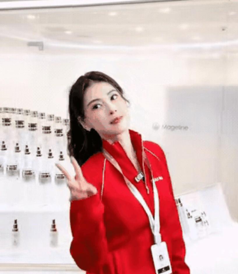 3月2日，张柏芝现身武汉麦吉丽总部扫楼，瞬间引爆全场，还刷屏全网。

她一身红色