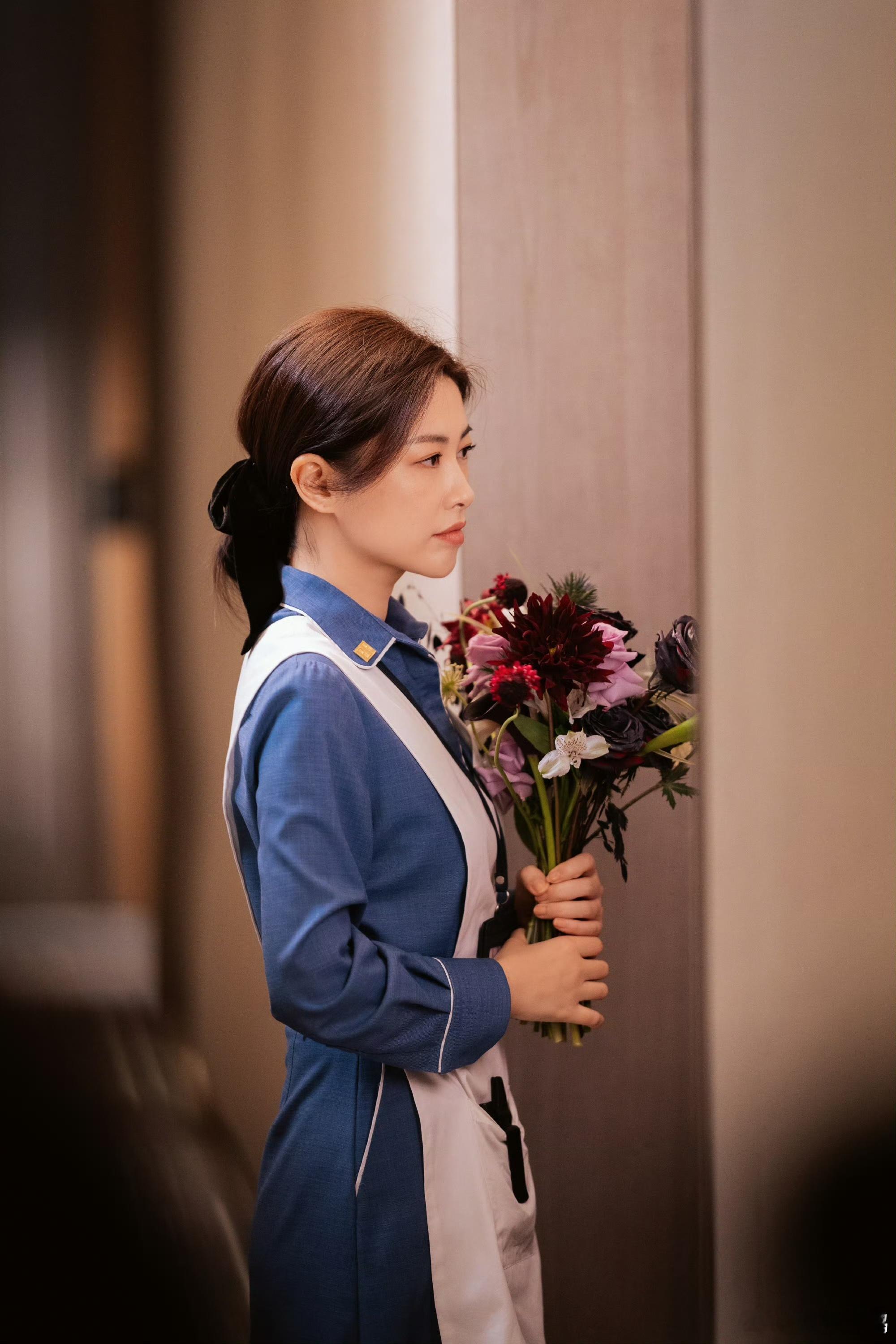 朱珠把保洁服穿出高定感气质美人实锤！朱珠自带优雅光环，保洁服这种基础款也能穿出高