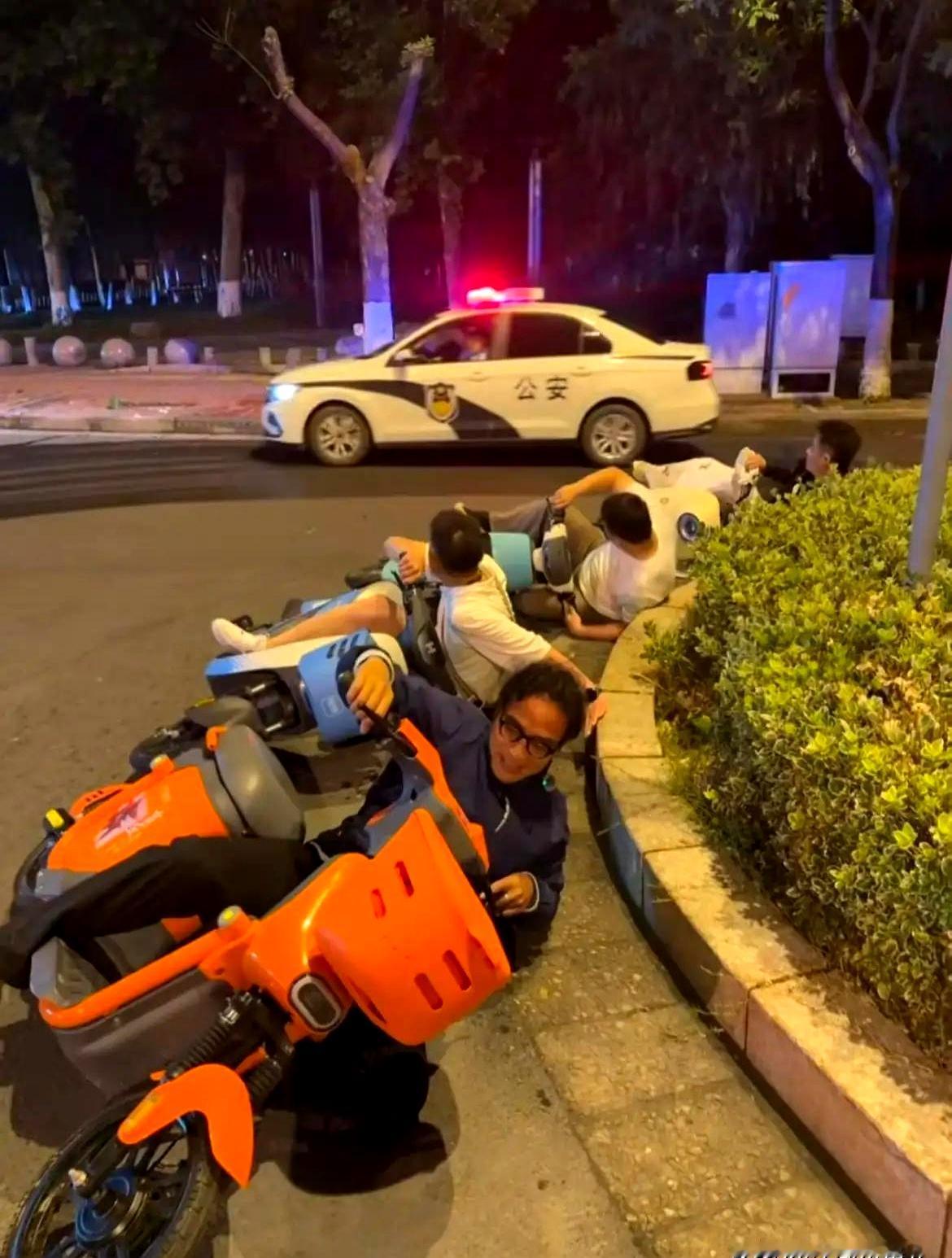 转角风一紧，几位大哥端着小黄车一起“压弯”，专注得像暖胎圈；一辆警车悄然靠近，齐
