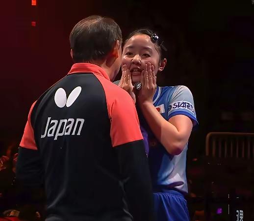 张本美和夺冠后第一时间跑向了老张，兴奋地与老张讲悄悄话。
    小姑娘努力了三