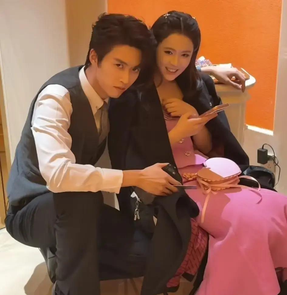 刘宇航这波操作，把短剧圈的遮羞布给扯了。
拍完《荆棘花开》，转头就取关郭宇欣，删