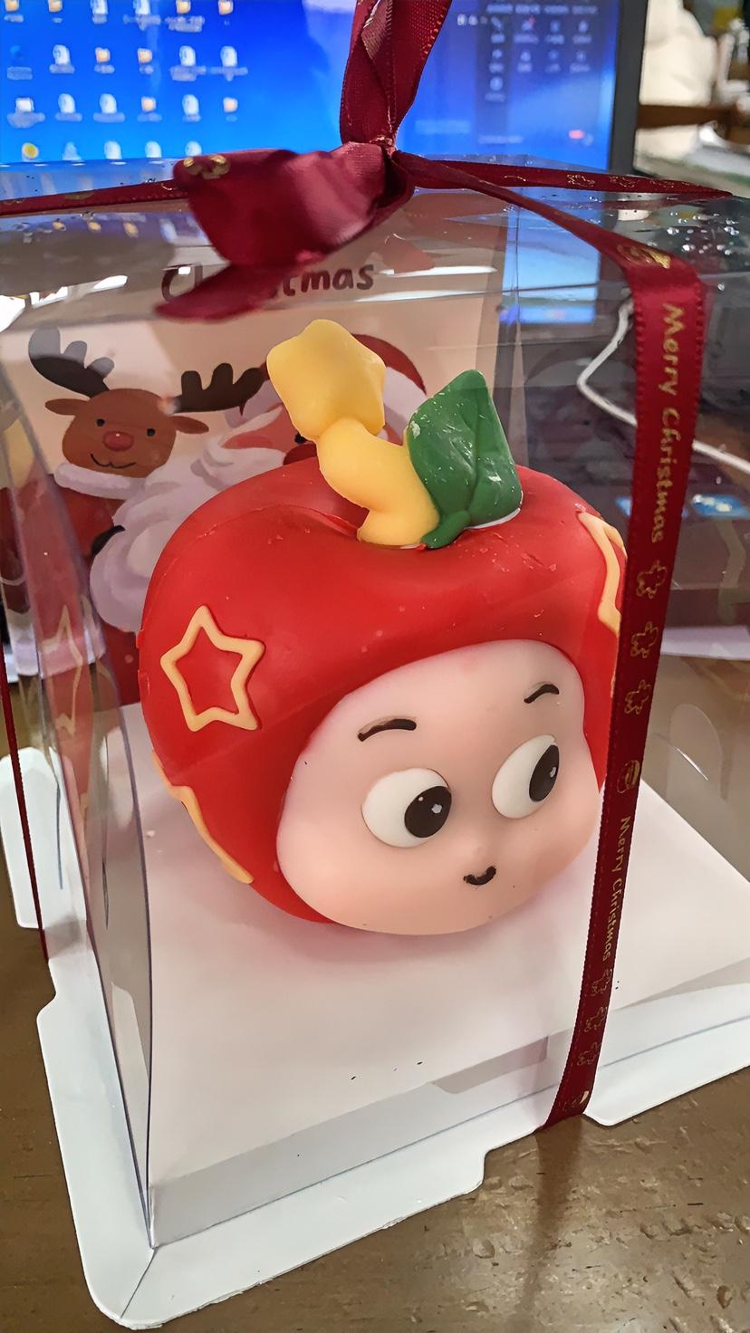 平安夜，祝愿我身边的家人和朋友平平安安、健健康康、快快乐乐！现在，平安夜的礼物，